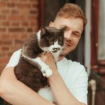 Alerte : Ces produits cosmétiques peuvent mettre la vie de votre chat en danger ! Découvrez les risques à éviter absolument !