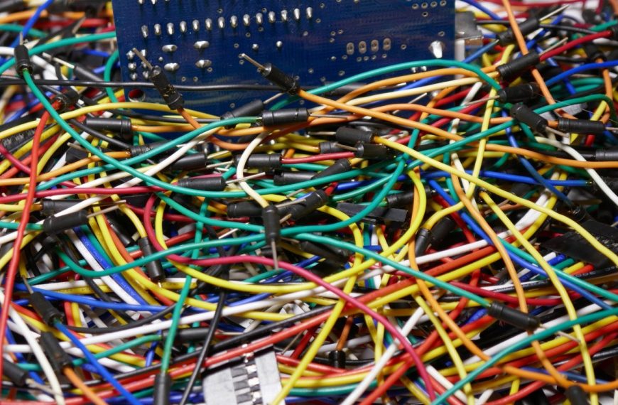 Découvrez LA technique infaillible pour stopper votre chat de grignoter vos fils électriques !ou5 astuces surprenantes pour protéger vos fils électriques des mordillements de votre chat !