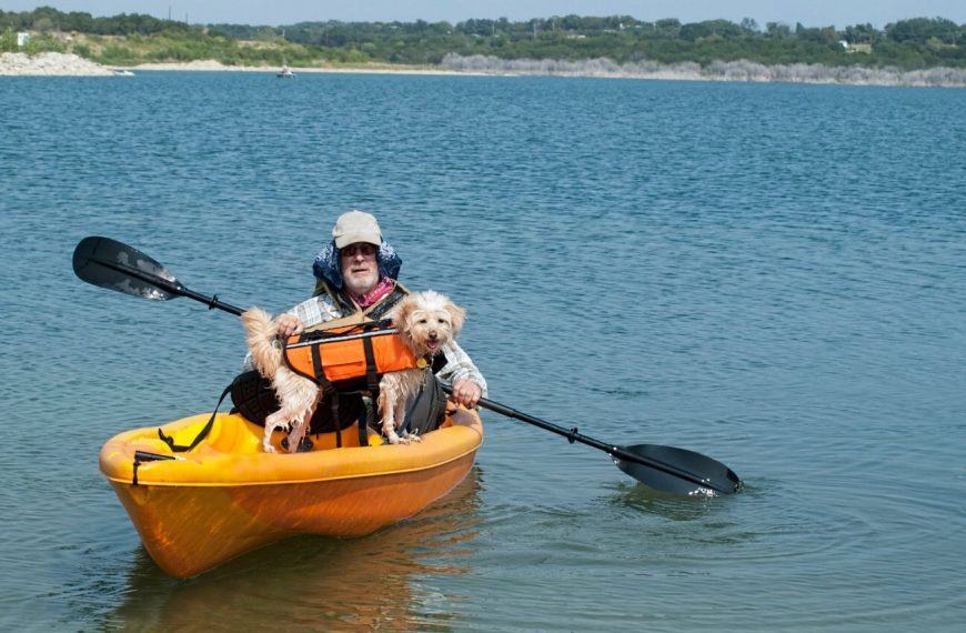 Découvrez le secret pour faire du kayak avec votre chien – vous n’allez pas y croire !